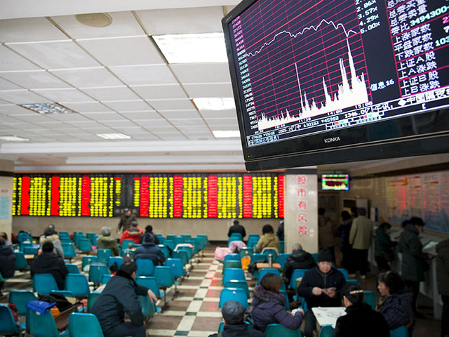 Китайские биржи рухнули из-за рекордного оттока капитала 