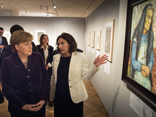 Канцлер Германии Ангела Меркель открыла в Берлине выставку произведений искусства, созданных евреями во время пребывания в нацистских концлагерях и гетто с 1939 по 1945 год