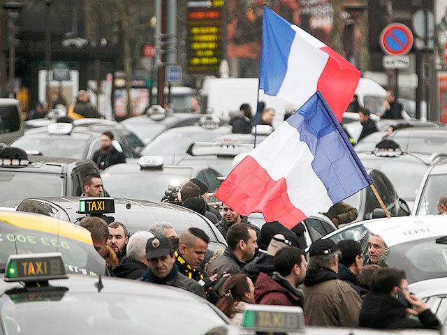 Бастующие таксисты во Франции заметно усложнили жизнь авиапассажирам, практически заблокировав подъезды к аэропортам Парижа во вторник, 26 января