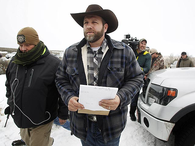 Лидер фермеров, захвативших национальный заповедник в Орегоне, Аммон Банди арестован федеральными властями, передает CNN. Источник в правоохранительных органах сообщил, что вместе с 40-летним Банди были задержаны пять его сторонников