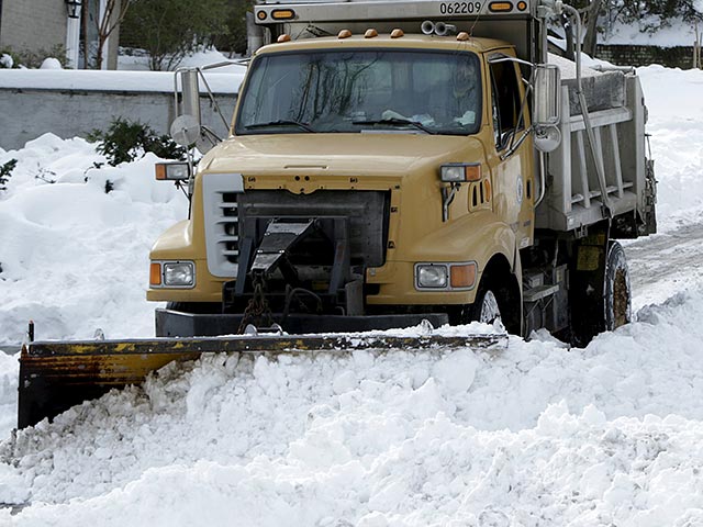 В американском штате Мэриленд пожарные, медики и представители Национальной гвардии откопали из-под снега автомобиль, в котором три дня находилась женщина