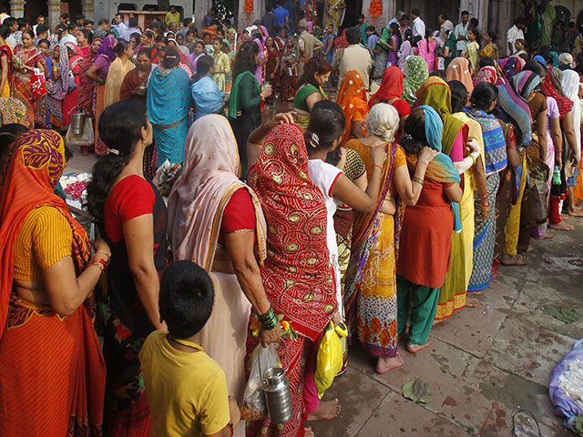 Индийские феминистки хотят нарушить привилегию мужчин на доступ в храм божества Шани