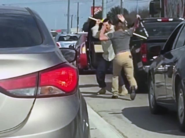 Полиция города Остин в штате Техас в США ищет двух водителей, которые агрессивно выясняли отношения в дорожной пробке