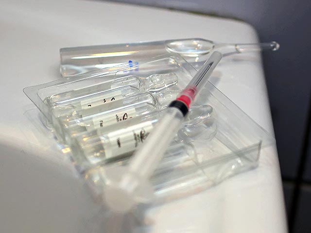 Сотни тысяч доз вакцин не могут попасть в поликлиники из-за долгой проверки центра экспертизы