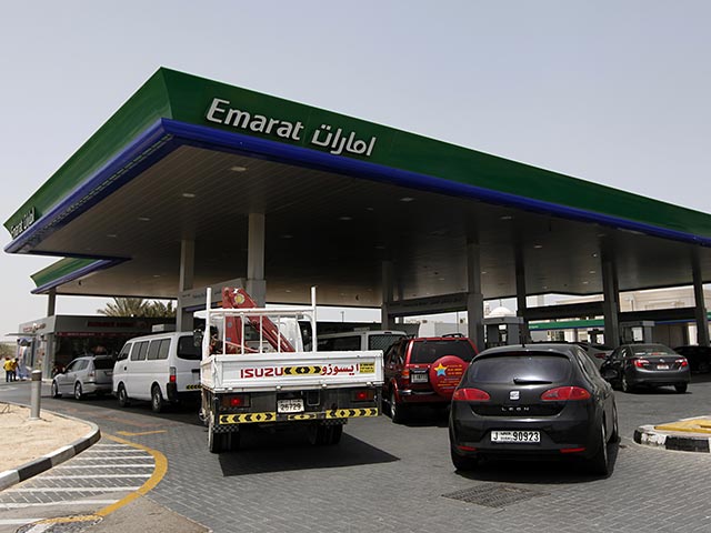 Нефтяной кризис на Аравийском полуострове привел к тому, что в Объединенных Арабских Эмиратах (ОАЭ) стоимость бензина упала настолько, что топливо на заправках страны стало дешевле питьевой воды