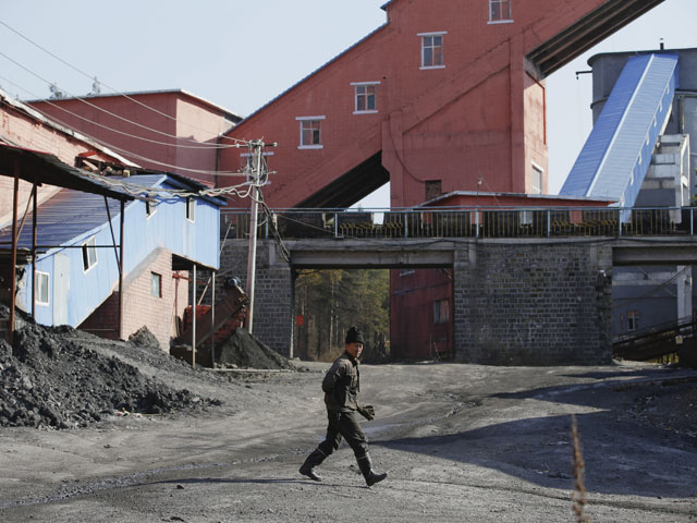 Спасатели в китайской провинции Шаньдун извлекли на поверхность четырех шахтеров, оказавшихся под завалами после обрушения шахты 25 декабря прошлого года