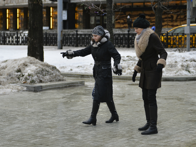 Общественная палата (ОП) РФ готовит обращение к мэру Москвы Сергею Собянину по поводу покрывшейся льдом плитки, используемой на тротуарах в городе