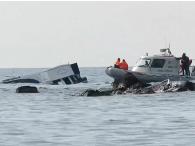 Судно следовало в сторону греческого острова Лесбос и затонуло неподалеку от города Айваджык. В ходе спасательной операции турецкой береговой охране удалось спасти 75 человек