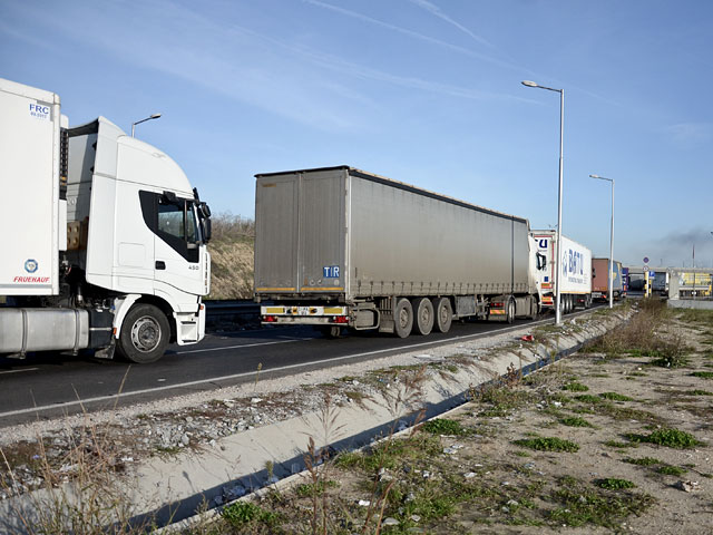 В Ассоциации международных автомобильных перевозчиков заявили, что с понедельника перевозки по территории Турции российским транспортом невозможны, так как стороны не смогли договориться о продлении разрешений для транспортных компаний на 2016 год