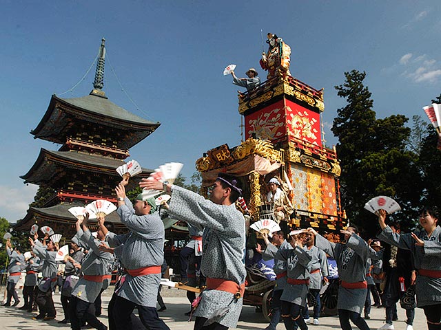 В среду, 3 февраля, около 70 тысяч человек приняли участие в веселых магических церемониях изгнания чертей в буддистском храмовом комплексе Наритасан под Токио