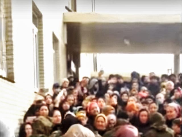 Жители дагестанского города Хасавюрт вышли на митинг у здания перинатального центра, где 29 января скончалась роженица Залина Далиева после сделанного ей кесарева сечения