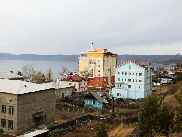 Поселок Листвянка на берегу озера Байкал, 4 ноября 2010 года
