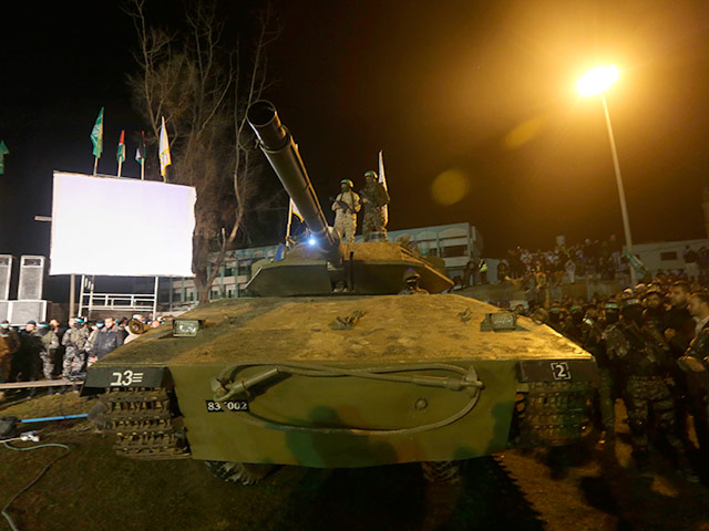 Боевики "Хамаса" похвастались захватом израильского танка, выдавая за него замаскированный грузовик