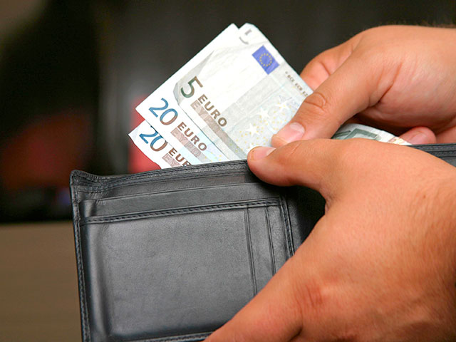 Правительство Германии рассматривает вопрос ограничения объема операций с наличными деньгами