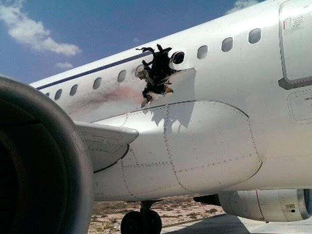 Приземлившийся с дырой в борту сомалийский авиалайнер