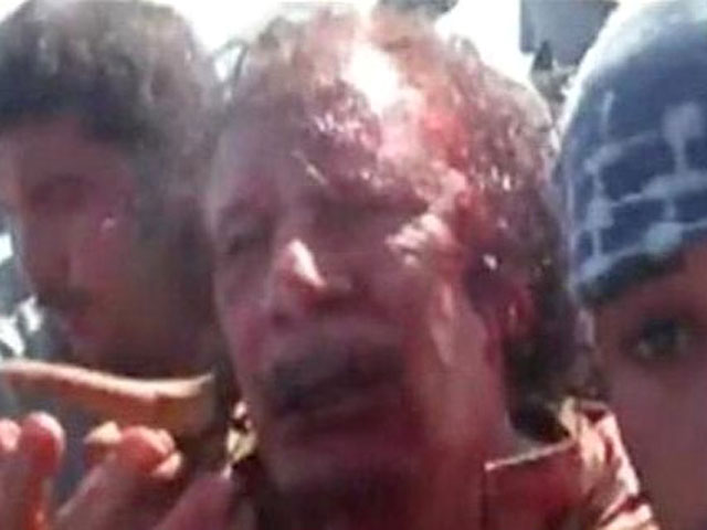 В Сети оказались обнародованы новые кадры последних минут жизни Муаммара Каддафи в день его гибели 20 октября 2011 года