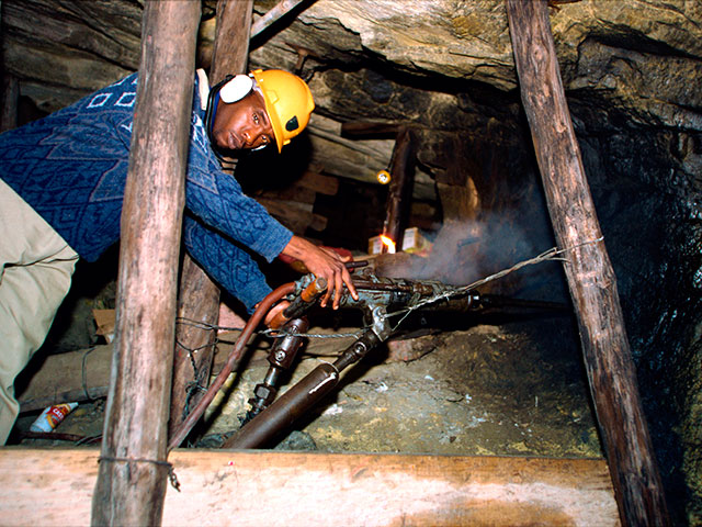 Более 100 человек оказались под завалами после обрушения породы на золотом руднике в провинции Мпумаланга на востоке ЮАР
