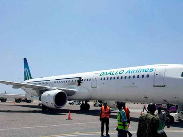 По мнению полиции, теракт был направлен против сотрудника аэропорта Могадишо, где на этой неделе приземлился самолет, на борту которого прогремел взрыв