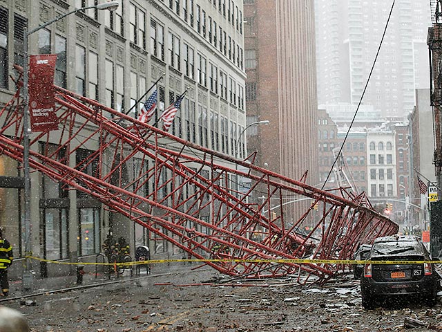 В центре Нью-Йорка, в районе Манхэттен, по неизвестным пока причинам на проезжую часть рухнул строительный кран высотой с 15-этажный дом