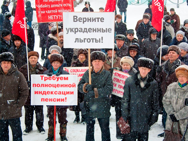 В Томске прошла массовая акция против урезания льгот пенсионерам. Поводом стали минимальное повышение пенсий для неработающих пенсионеров - на 4 %, а также отмена повышений пенсии для работающих пенсионеров