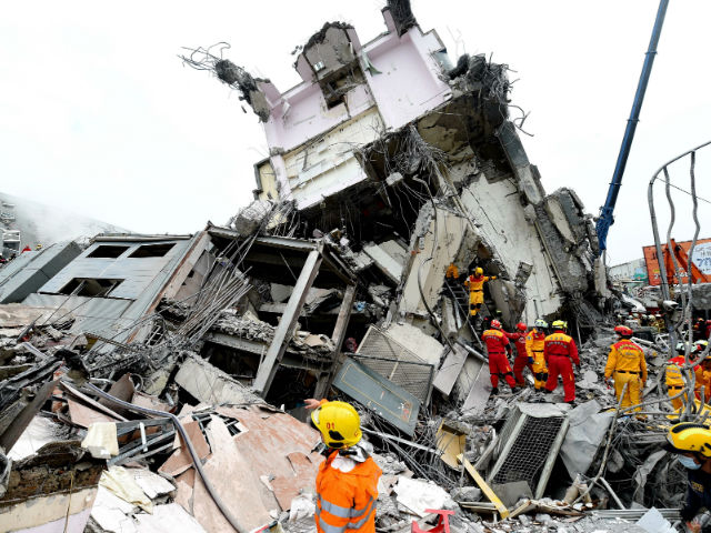 Более 130 человек остаются под завалами рухнувшего 17-этажного дома на Тайване