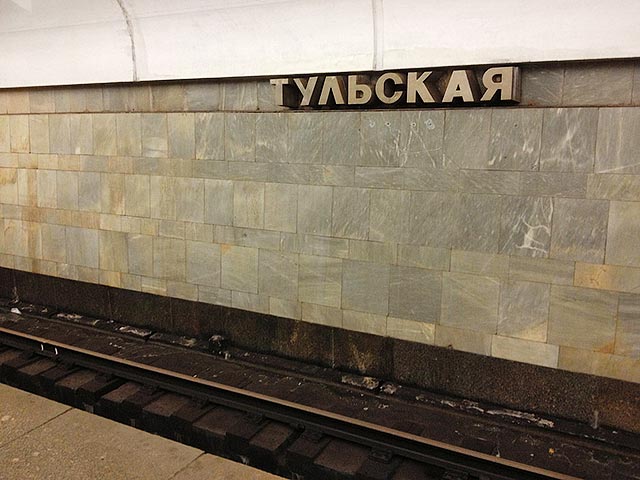 В московском метро утро понедельника началось с давки на станции "Тульская"