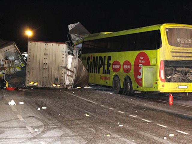 В ночь на понедельник, 8 февраля, в Эстонии произошло ДТП с междугородним автобусом, выполнявшим рейс из Риги в Санкт-Петербург. На шоссе Йыхви - Тарту автобус столкнулся с выехавшим на встречную полосу грузовиком