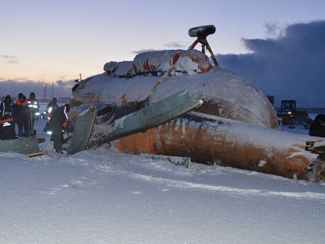 Сотрудники МЧС России на месте падения вертолета Ми-8 на Камчатке. Вертолет Ми-8 16 декабря 2015 года совершил жесткую посадку в Соболевском районе Камчатского края.