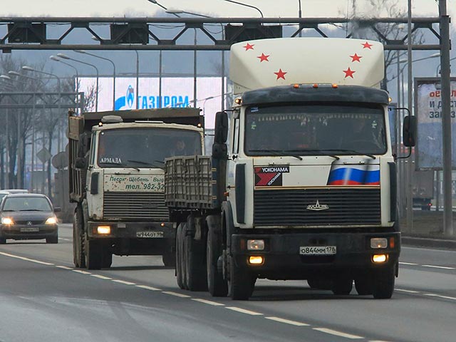 Власти продолжат обсуждать оптимальный вариант транспортного налога для большегрузов, сообщил Песков