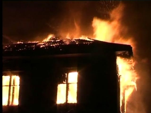 В центре Казани сгорел жилой дом, огонь распространился по деревянным перекрытиям
