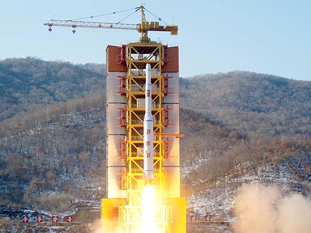 Американские эксперты, проанализировав данные о запуске северокорейской ракеты-носителя со спутником связи, пришли к выводу, что Пхеньян обладает необходимыми технологиями для запуска межконтинентальной баллистической ракеты