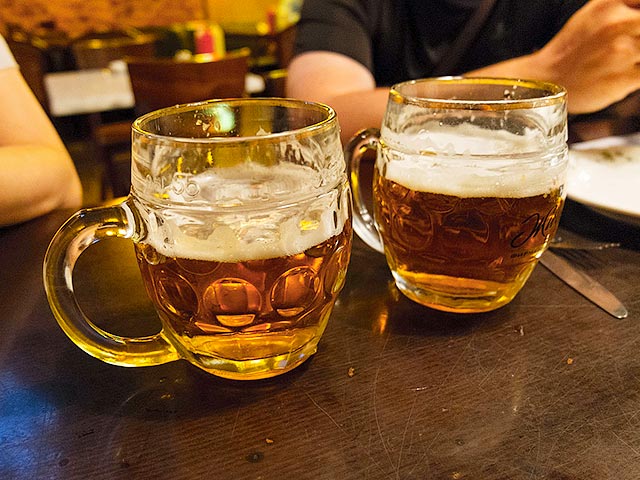 Крупные международные пивоваренные компании вынуждены останавливать предприятия в РФ из-за сокращения объемов потребления пива в стране. К 2018 году их доля опустится ниже 70%