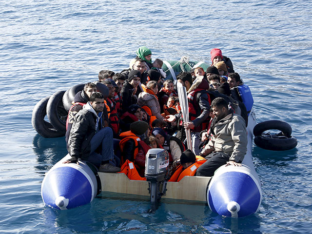 НАТО будет бороться с перевозчиками мигрантов в Эгейском море