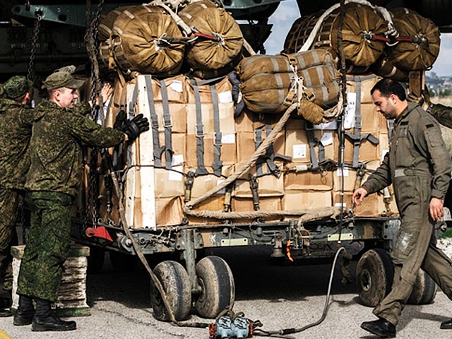 Жители сирийского города Кесаб, расположенного в провинции Латакия вблизи границы с Турцией, получили прибывшую накануне гуманитарную помощь из России, а также помощь от сирийских властей