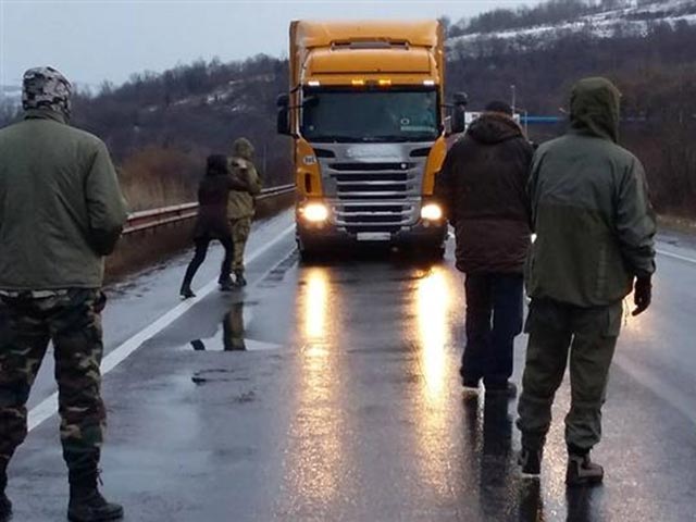 Представители радикальных организаций и "военные добровольцы" в Закарпатской области Украины объявили о "создании блокпостов" на въездах в этот регион "для противодействия и недопущения" в страну большегрузных автомобилей из России