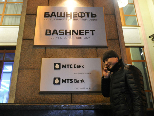 Крупнейшая российская частная нефтяная компания "Лукойл" выражает желание купить долю в подконтрольной государству компании "Башнефть"
