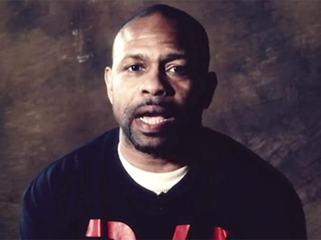 47-летний боксер Рой Джонс выложил видео, в котором обращается к фанатам с челленджем: тому, кто сможет его побить, боксер заплатит 100 тысяч долларов