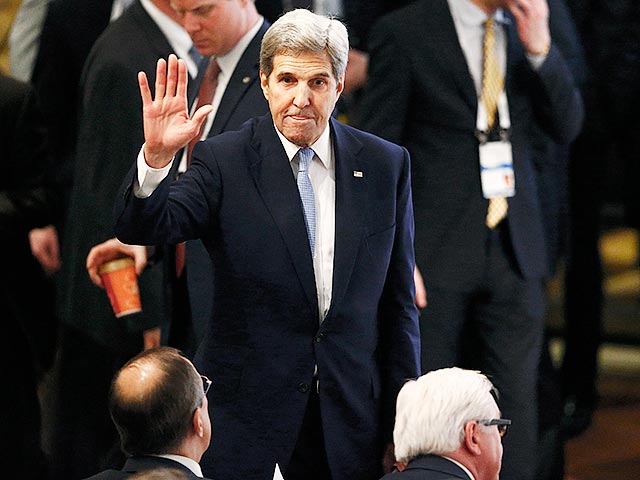 Госсекретарь США Джон Керри в преддверии ожидаемого прекращения огня призывал РФ усилить военное взаимодействие и договориться, "где и кого" бомбить в Сирии