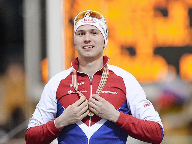 Российский конькобежец Павел Кулижников впервые в карьере выиграл титул чемпиона мира на дистанции 1000 метров на турнире, который проходит в подмосковной Коломне