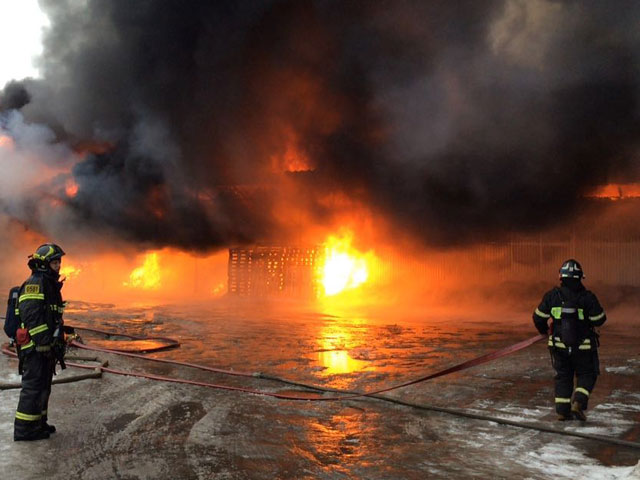 На северо-западе Москвы утром в воскресенье загорелся ангар, площадь возгорания достигала 700 кв. м
