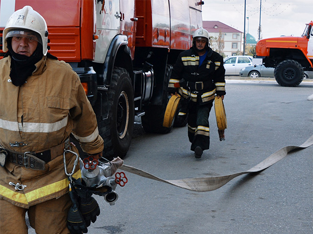 Спасатели во время учений МЧС по ликвидации пожара и спасению людей в десятиэтажном доме в Грозном.