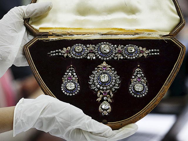 Правительство Филиппин одобрило публичную экспозицию и продажу с аукциона коллекции ювелирных изделий, принадлежавших вдове бывшего президента Филиппин Фердинанда Маркоса