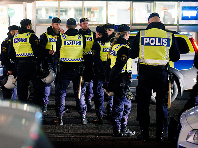 Полиция Швеции расследует очередное тяжкое преступление, совершенное в центре временного проживания мигрантов в городе Люсне. Там 20-летний мужчина получил смертельные травмы в ходе потасовки с участием 15 человек