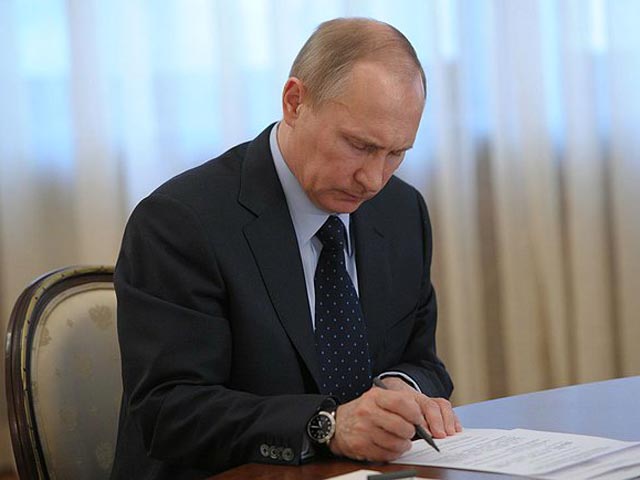Президент России Владимир Путин подписал закон, ограничивающий число наблюдателей от политических партий и кандидатов во время выборов