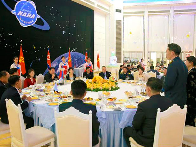 Лидер Северной Кореи Ким Чен Ын и члены Центрального комитета Трудовой партии КНДР устроили торжественное застолье в честь запуска спутника "Кванмёсон-4", который состоялся 7 февраля