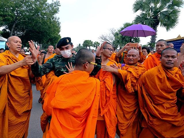 Стихийный буддийский монашеский семинар под открытым небом в парке Пхуттхамонтхон неподалеку от здания департамента по делам религии на юго-западной окраине Бангкока превратился в демонстрацию против религиозной политики правительства Таиланда