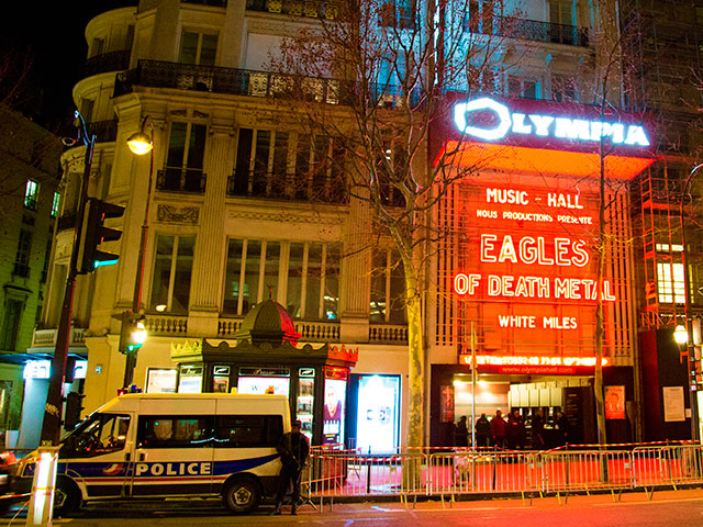 Музыканты калифорнийской рок-группы Eagles of Death Metal, давшие первый концерт в Париже с момента, как во время их выступления в столице Франции произошел теракт, не смогли доиграть до конца песню I Only Want You и прервались на минуту молчания