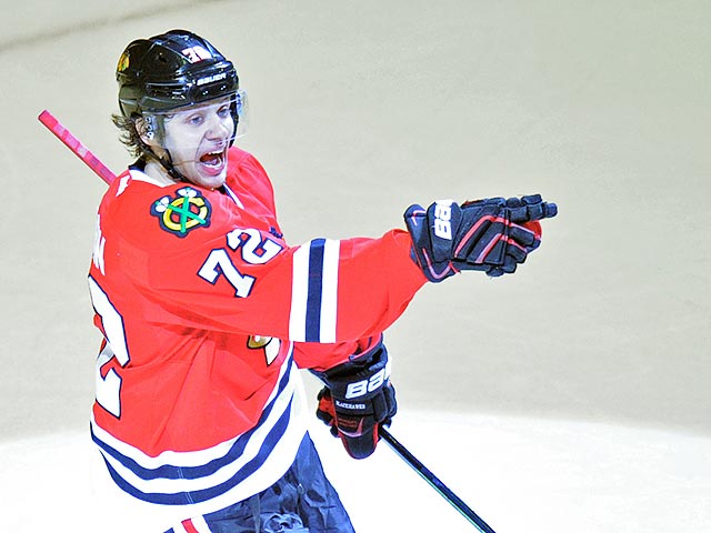 Российский форвард "Чикаго Блэкхокс" Артемий Панарин в среду впервые забросил три шайбы в одной игре регулярного чемпионата Национальной хоккейной лиги (НХЛ), чем помог своему клубу обыграть "Нью-Йорк Рейджерс" на льду "Мэдисон Сквер Гарден"