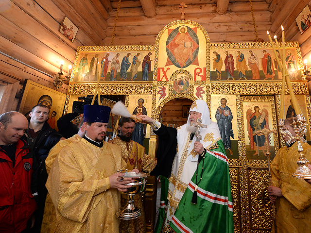 По прибытии на российскую арктическую станцию патриарх совершил водосвятный молебен в храме Живоначальной Троицы