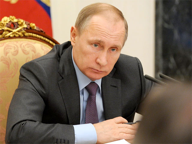 Президент России Владимир Путин поручил придумать присягу и процедуру ее принятия для гражданских служащих